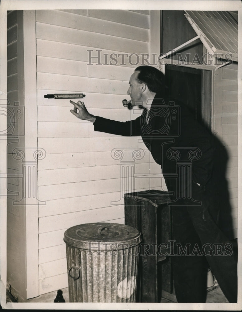 Load image into Gallery viewer, 1940 Press Photo Temperature to fight the freezing weather
