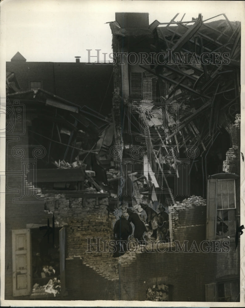 1926 Press Photo of candy factory that a 5,000 gallon water tank fell through