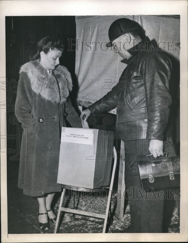 1945 Press Photo of Luke Reedman casting his vote