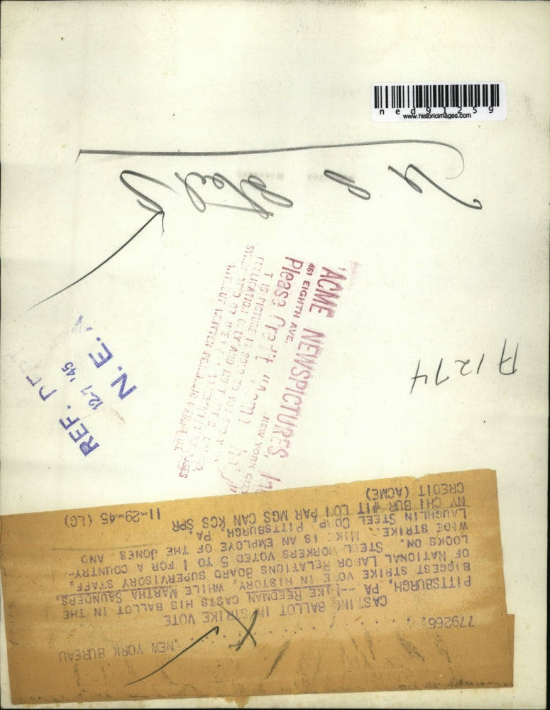 1945 Press Photo of Luke Reedman casting his vote