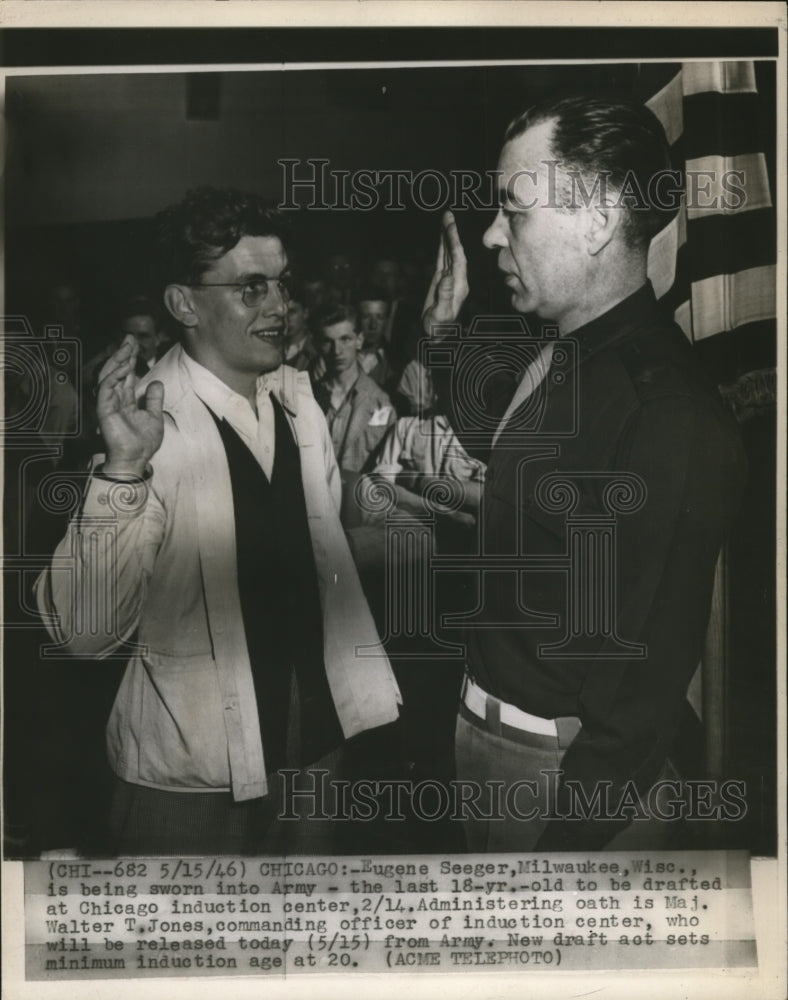 Load image into Gallery viewer, 1946 Press Photo of Eugene Seeger being sworn into the Army. He was the last 18
