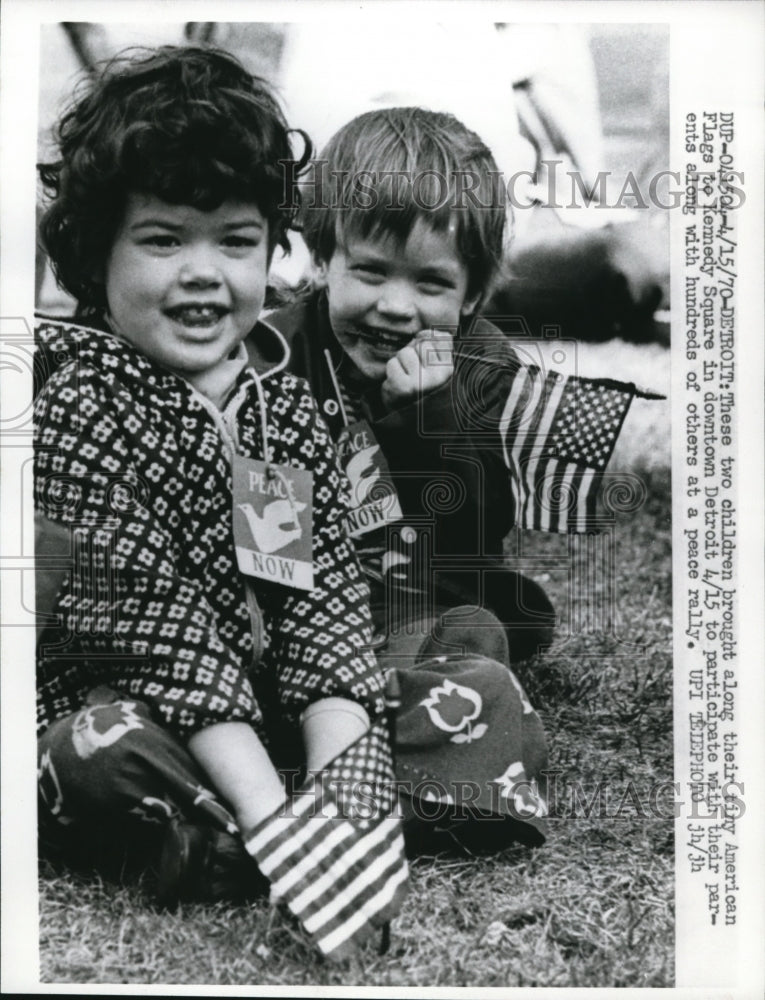 Load image into Gallery viewer, 1970 Press Photo of two children who participated in a peace rally in Detroit.
