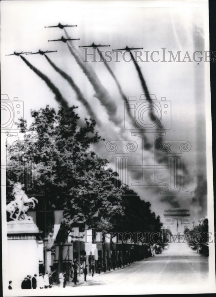 Load image into Gallery viewer, 1966 Press Photo Jet planes over the Champs Elysees usher in Bastille Day
