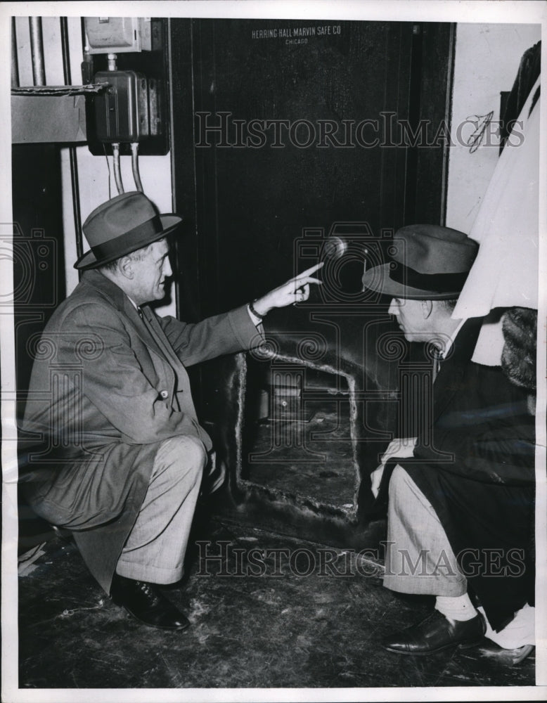 1952 Press Photo of Lt. Harold Enger and Officer Richard O'Leary examine the