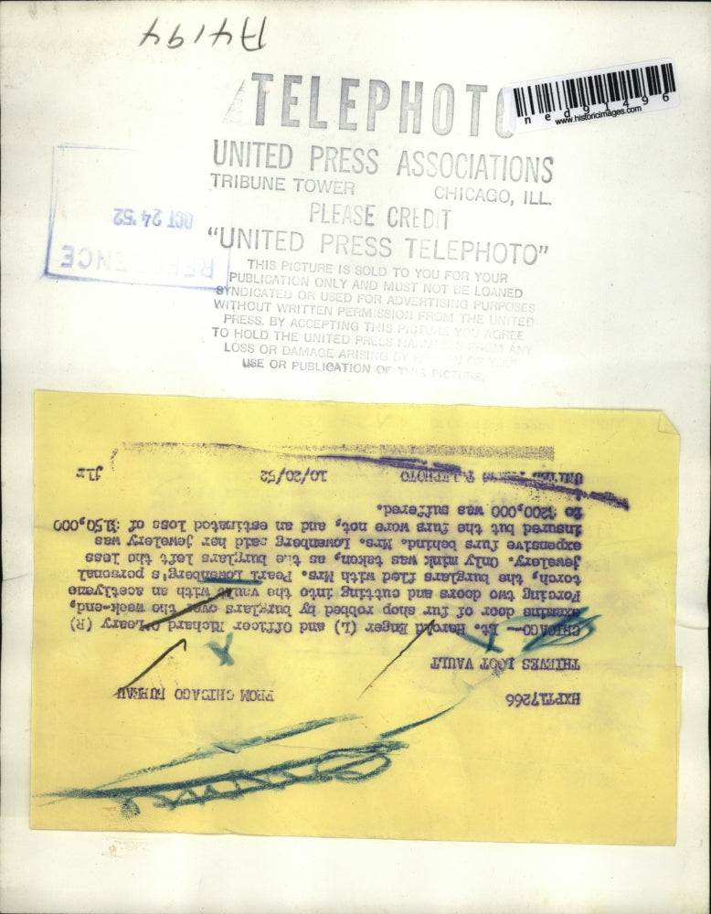 1952 Press Photo of Lt. Harold Enger and Officer Richard O'Leary examine the