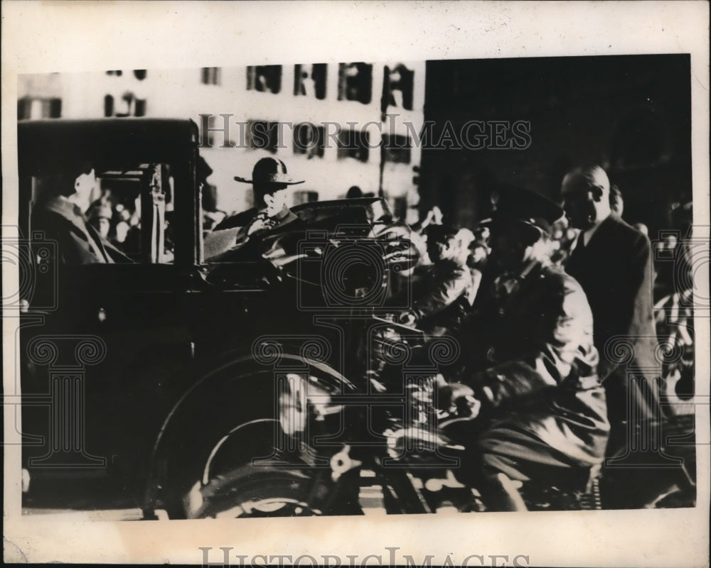 1939 Press Photo Pope Pius XII blesses the crowds lining the streets in Rome
