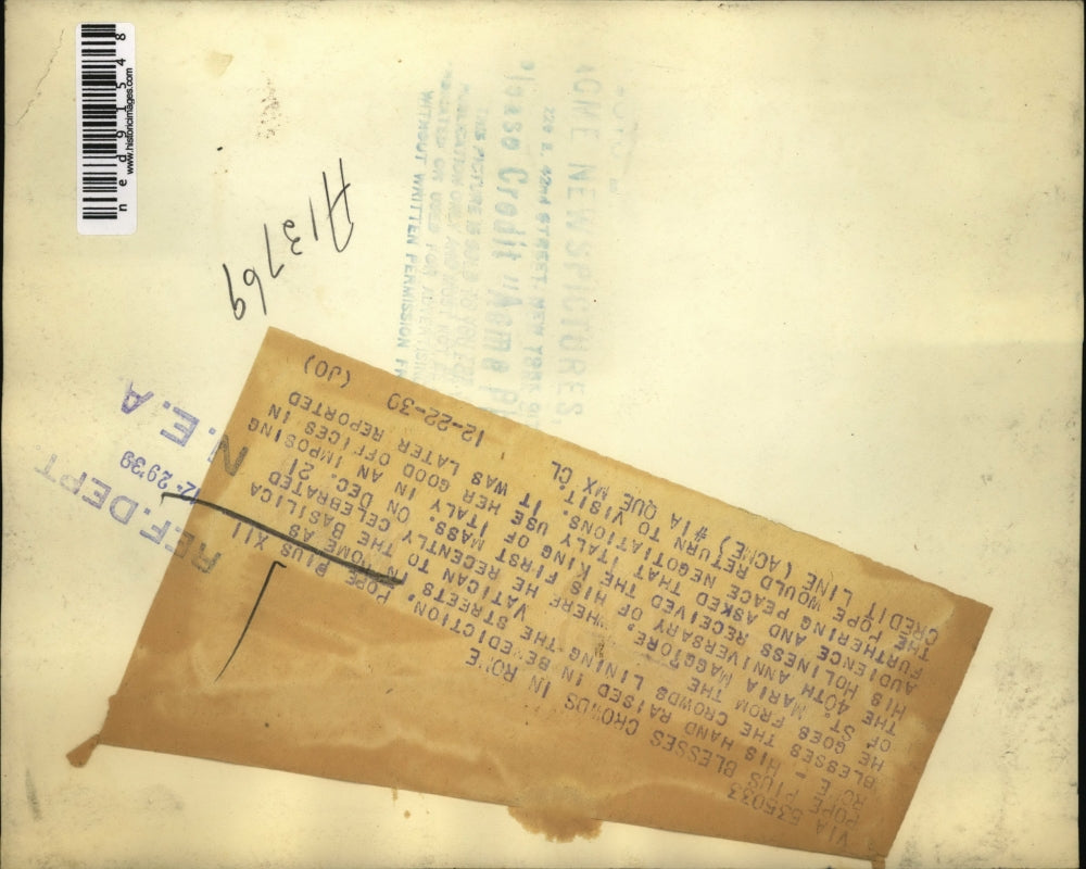 1939 Press Photo Pope Pius XII blesses the crowds lining the streets in Rome