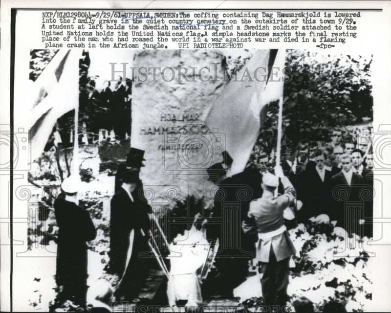 Load image into Gallery viewer, 1961 Press Photo Dag Hammarskjold's coffin lowered into the family grave
