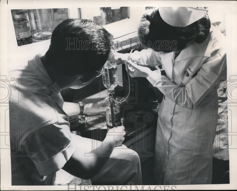 Load image into Gallery viewer, 1948 Press Photo Blood transfusion preparation in Gallinger Municipal Hospital
