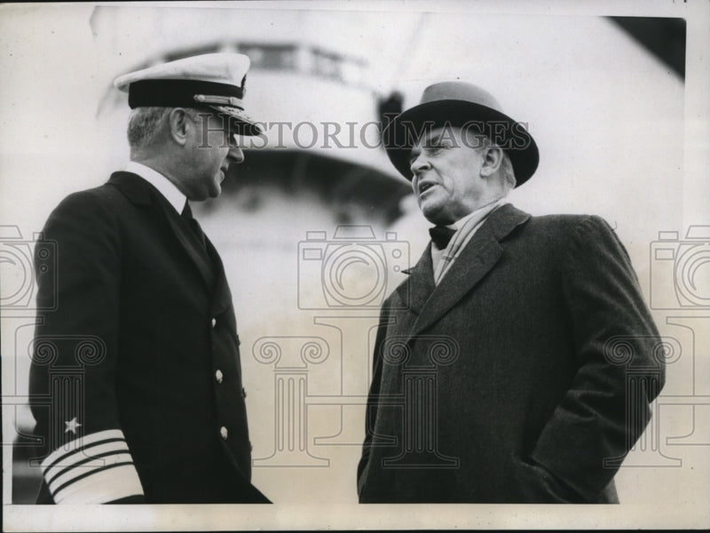 Load image into Gallery viewer, 1934 Press Photo Admiral David Sellers and Dr. Robert Millikan on USS Lexington
