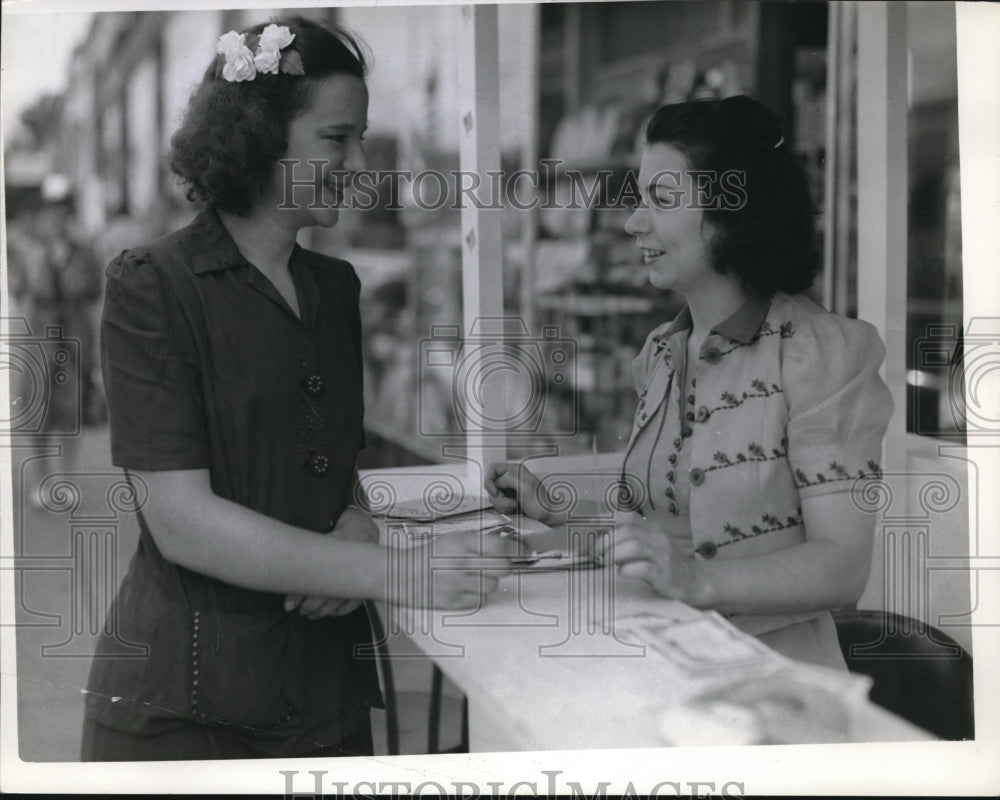 1942 Press Photo of Dorothy Kovack (L) and Mrs. H.D. Wickoff at Woolworth.