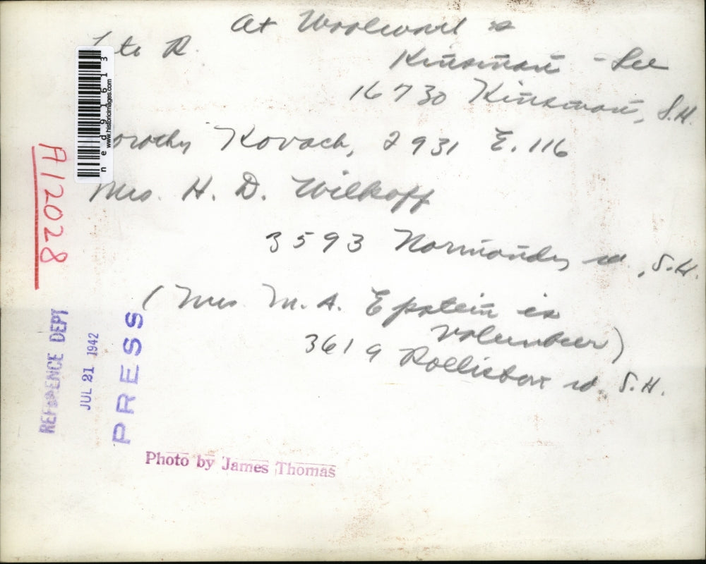 1942 Press Photo of Dorothy Kovack (L) and Mrs. H.D. Wickoff at Woolworth.