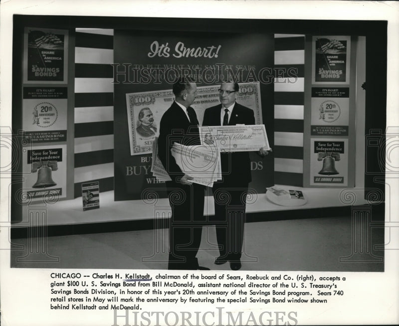Load image into Gallery viewer, 1961 Press Photo Charles H. Kellstadt (R) accepts a $100 saving bond from BIll
