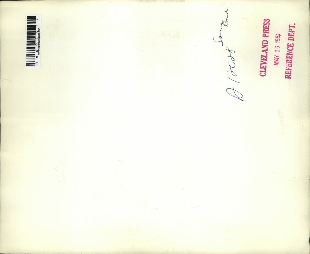 1961 Press Photo Charles H. Kellstadt (R) accepts a $100 saving bond from BIll