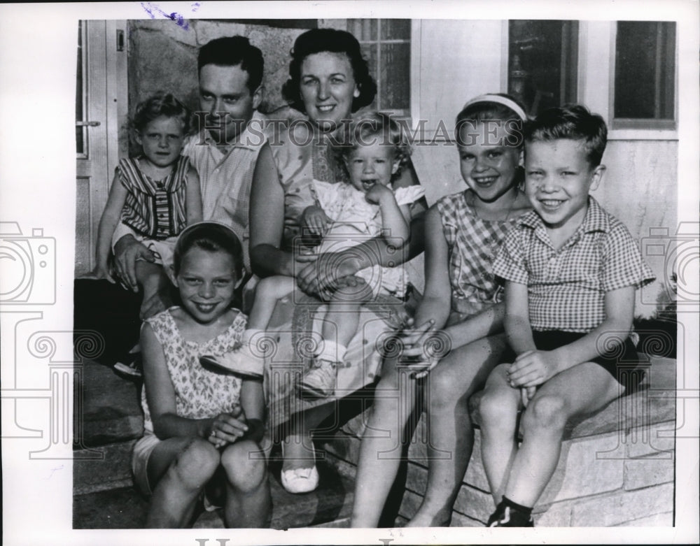 1962 Press Photo of Theisen family, Mrs. Theisen and four of her children were
