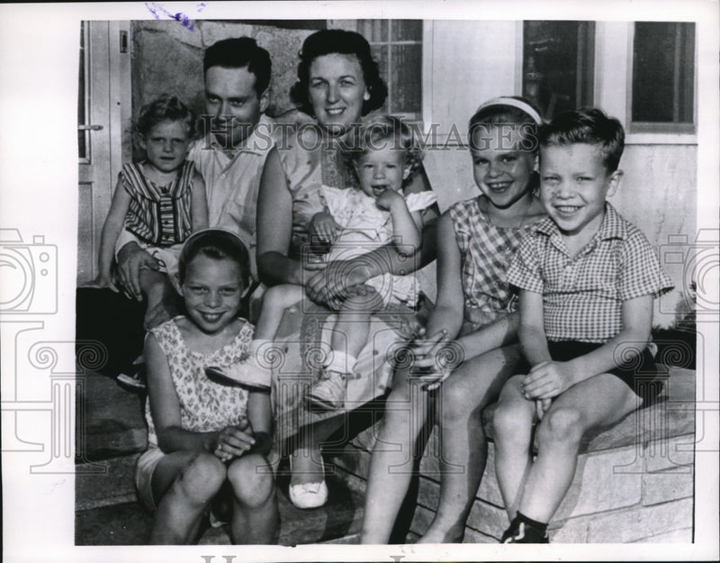 Load image into Gallery viewer, 1962 Press Photo of Theisen family, Mrs. Theisen and four of her children were

