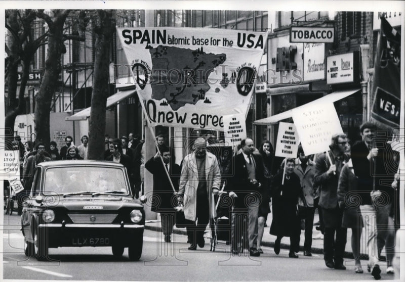 Load image into Gallery viewer, 1968 Press Photo of Ban the Bomb protesters marching to Trafalgar Square.
