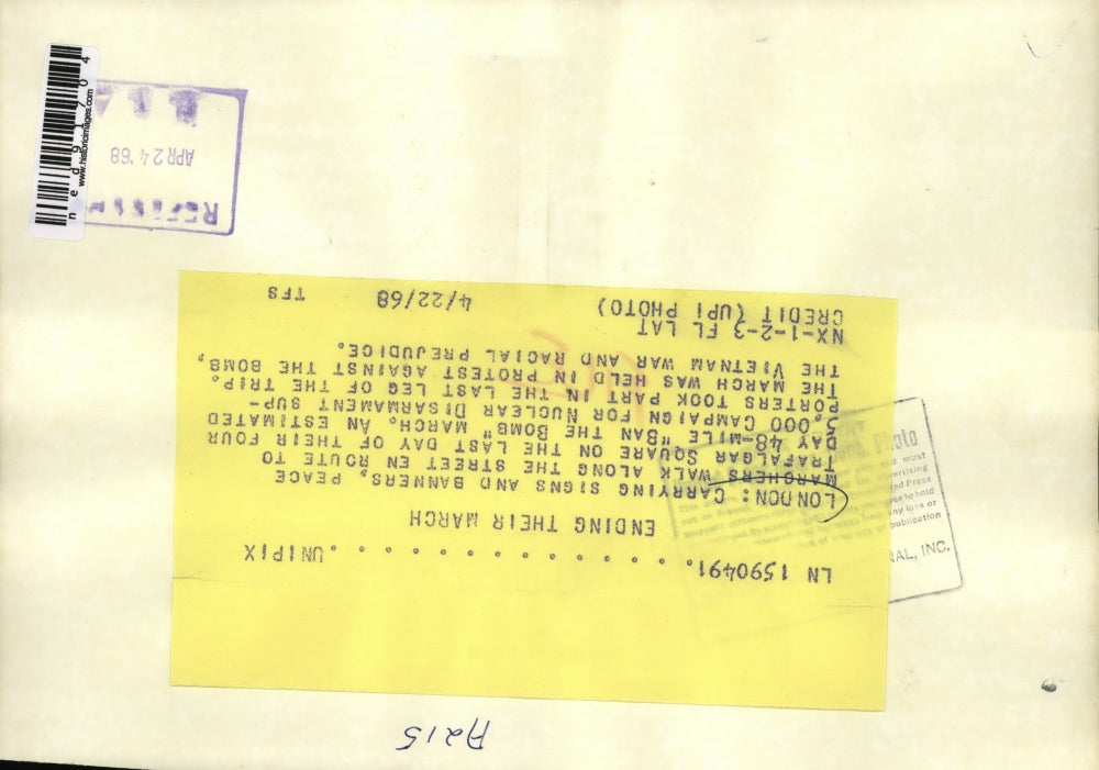 1968 Press Photo of Ban the Bomb protesters marching to Trafalgar Square.