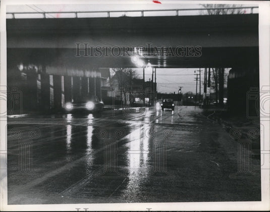 1966 Press Photo of street under an over pass.