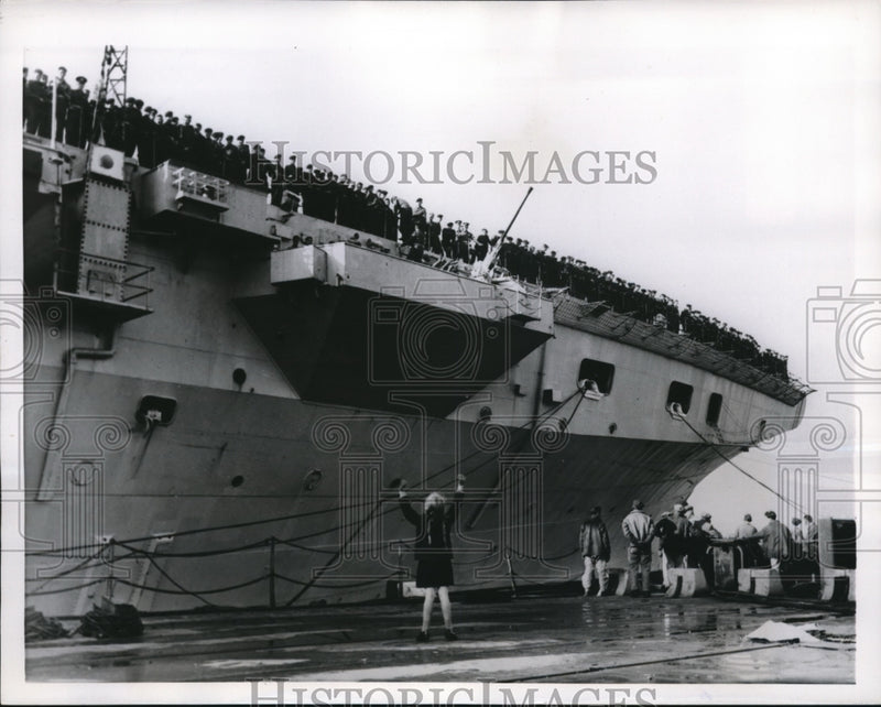 Load image into Gallery viewer, 1956 Press Photo Judy Gibbs waves to British Tommies aboard HMS Theseus
