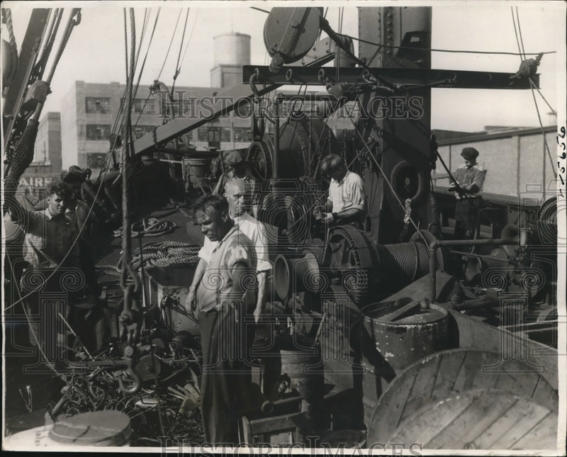 Load image into Gallery viewer, 1933 Press Photo Crewmen aboard the tugboat Salvor on their return to Norfolk

