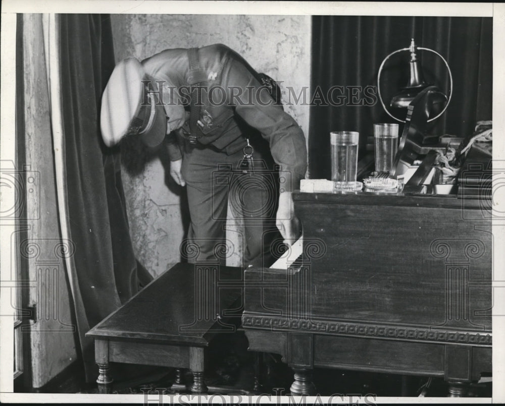 1937 Press Photo Paul Wright at his home where he killed his wife