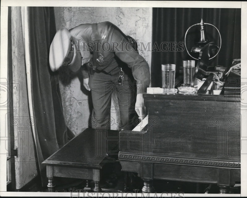 Load image into Gallery viewer, 1937 Press Photo Paul Wright at his home where he killed his wife
