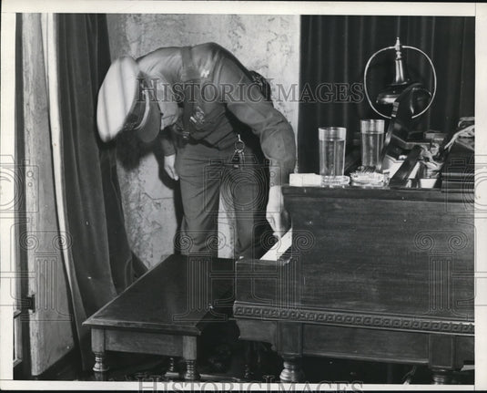 1937 Press Photo Paul Wright at his home where he killed his wife