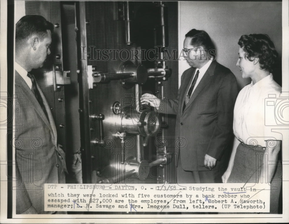 1958 Press Photo Bank Manager Robert Haworth, L.R. Save and Mrs.Imogene Dulle