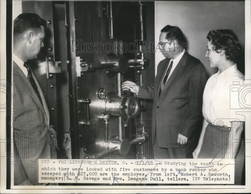 Load image into Gallery viewer, 1958 Press Photo Bank Manager Robert Haworth, L.R. Save and Mrs.Imogene Dulle
