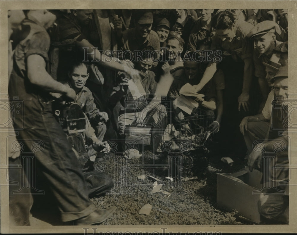 1937 Press Photo CIO Union employees demonstrate at the Ford Plant in Kansas