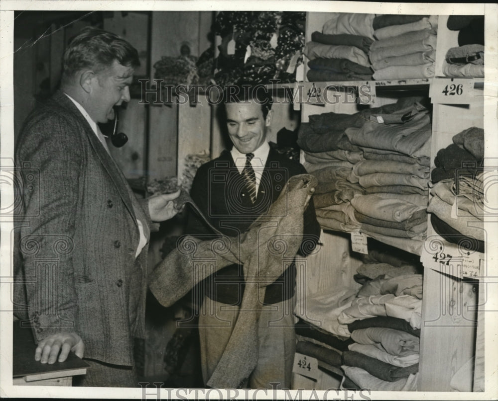 1939 Press Photo William Tabler,store official,and Judson Baker,Daily News