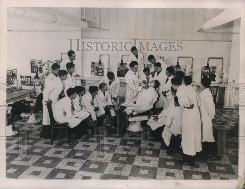 Load image into Gallery viewer, 1936 Press Photo Students at the Professional School of the City of Paris
