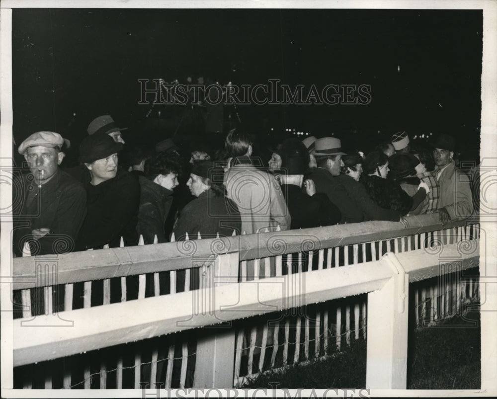 1939 Press Photo Soldiers,Charwomen,Tipsters and youths at Nuit De Longchamp
