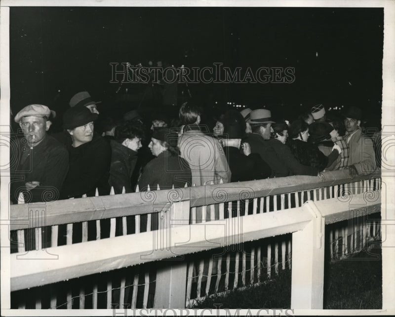 Load image into Gallery viewer, 1939 Press Photo Soldiers,Charwomen,Tipsters and youths at Nuit De Longchamp
