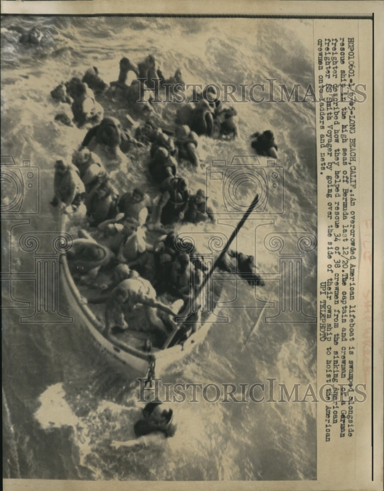 1965 Press Photo An overcrowded American Lifeboat in the high seas off Bermuda