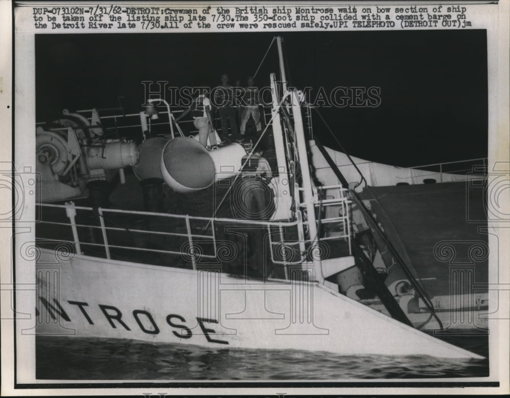 1962 Press Photo Crewmen on the British ship Montrose wait on bow section
