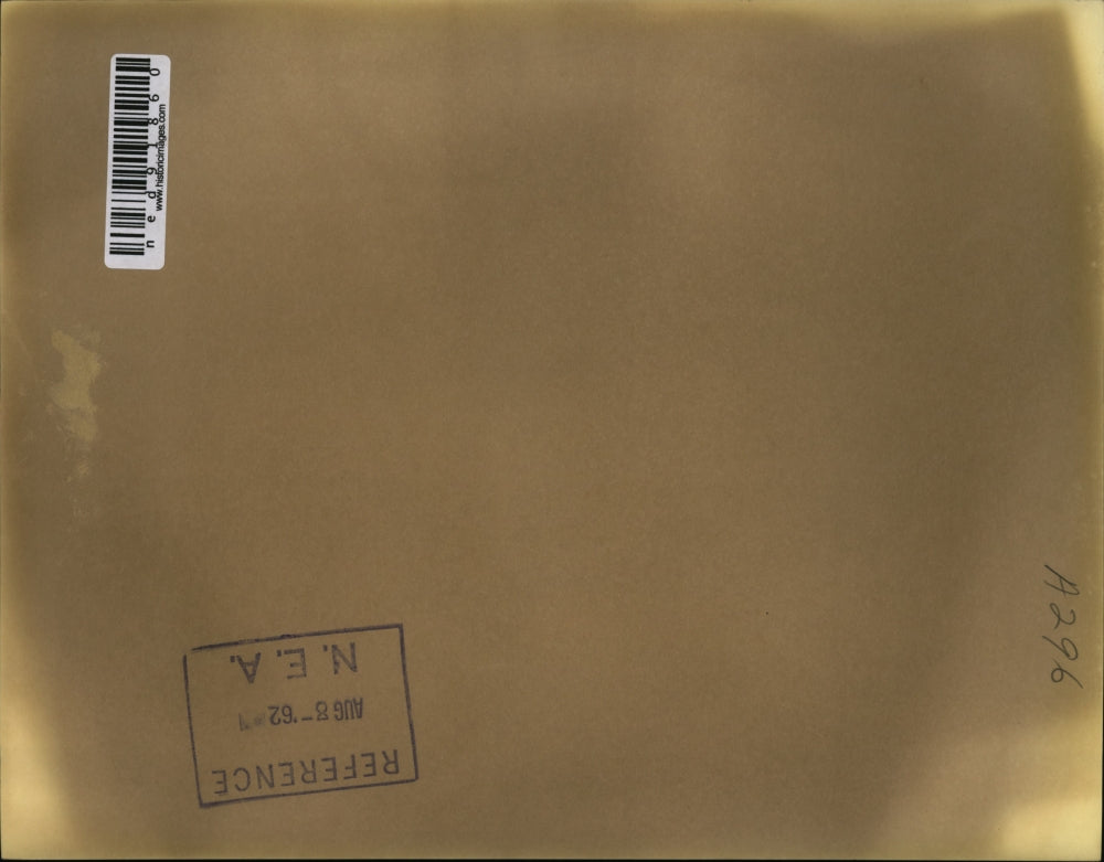 1962 Press Photo Crewmen on the British ship Montrose wait on bow section