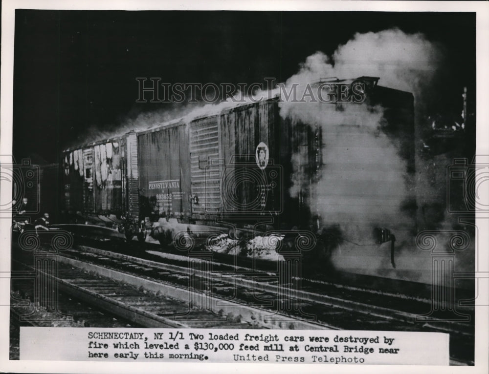1938 Press Photo Two loaded freight cars destroyed by fire at Central Bridge