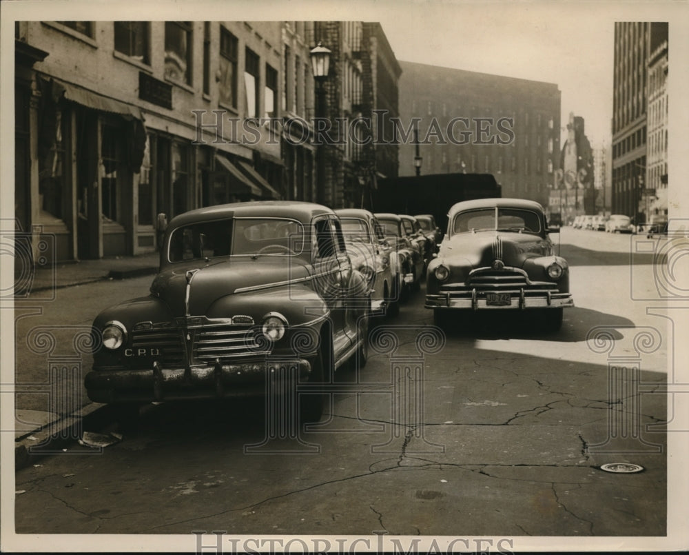 1950 Press Photo Automobile doing double-parking at west of Saint Clair