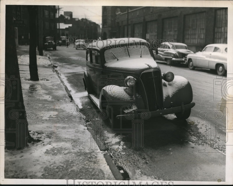 Load image into Gallery viewer, 1952 Press Photo A car parked between Superior and Payne Ave. for several days
