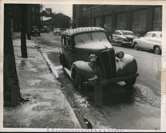 1952 Press Photo A car parked between Superior and Payne Ave. for several days