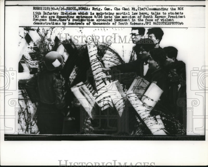 Load image into Gallery viewer, 1960 Press Photo ROK Brig.Gen.Cho Chai Mi talks to rioting students
