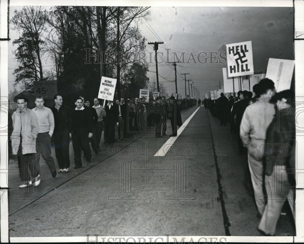 1941 Press Photo CIO members demonstrates against Air Associates Plant