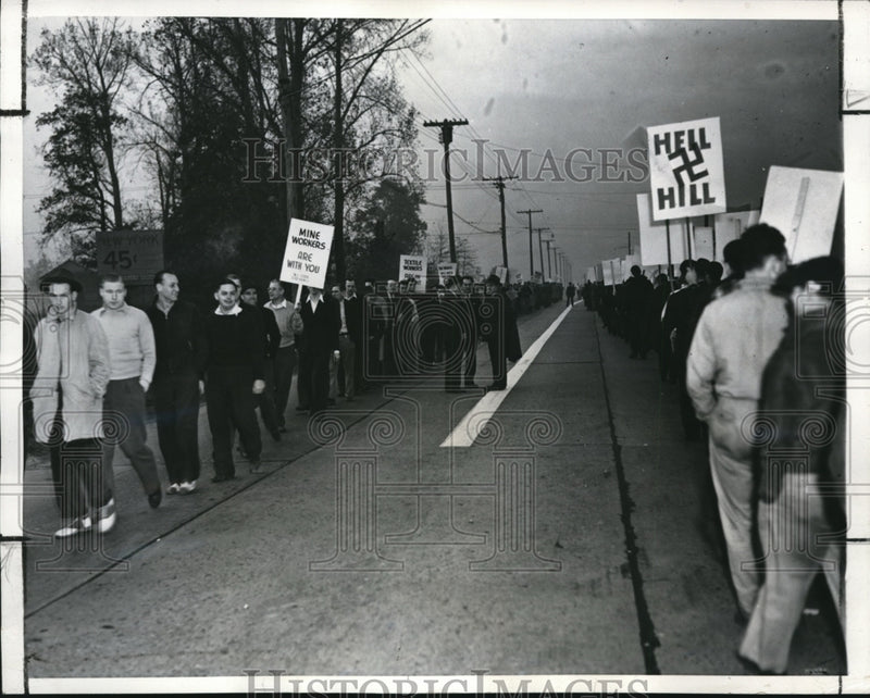 Load image into Gallery viewer, 1941 Press Photo CIO members demonstrates against Air Associates Plant
