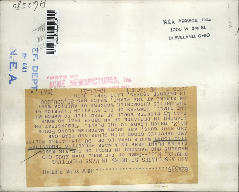 1941 Press Photo CIO members demonstrates against Air Associates Plant