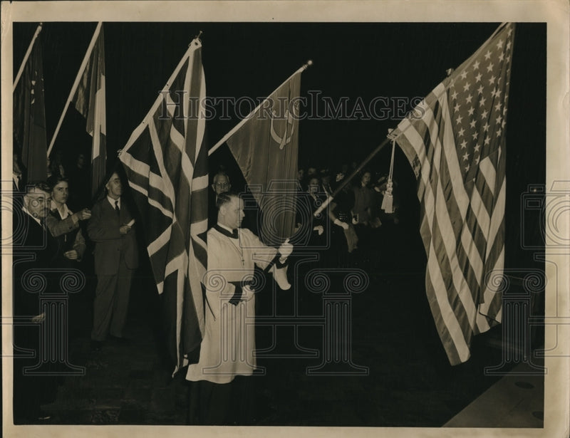 Load image into Gallery viewer, 1947 Press Photo Memorial services at the Trinity Cathedral
