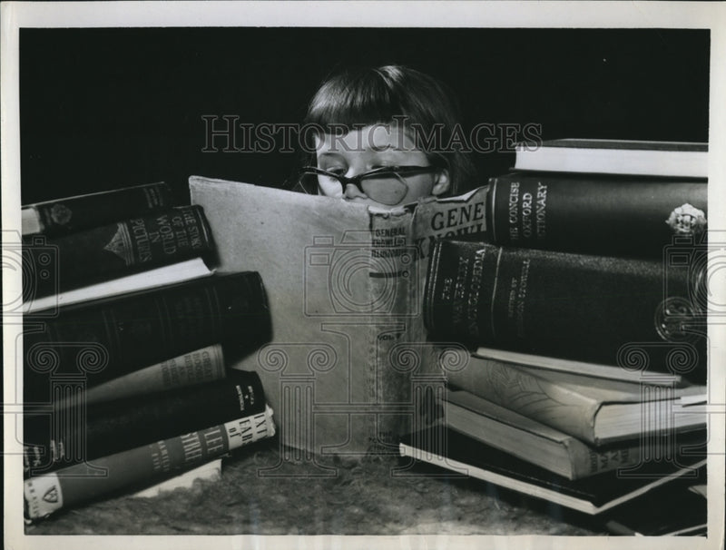 Load image into Gallery viewer, 1957 Press Photo Peta Louise Skingley settled down for some undercover reading
