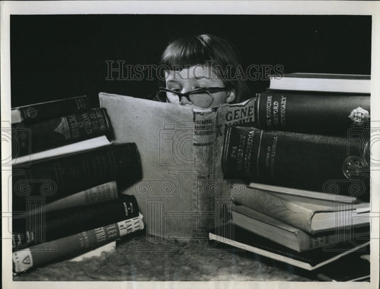 1957 Press Photo Peta Louise Skingley settled down for some undercover reading