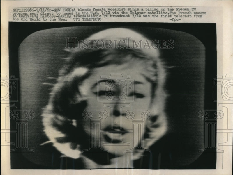 Load image into Gallery viewer, 1962 Press Photo Michelle Arnaud sings a ballad on French TV
